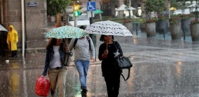 La Onamet informó que en horas de la tarde, los efectos indirectos de la tormenta tropical Philippe y la combinación de la vaguada en altura, estarán creando condiciones favorables para que se presenten desarrollos nubosos generadores de aguaceros, tormentas eléctricas y ráfagas de viento en las regiones noroeste, noreste, litoral costero caribeño, cordillera Central y la zona fronteriza.