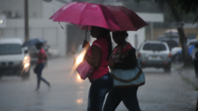 Aguaceros con tronadas y calor sofocante La Oficina Nacional de Meteorología (Onamet), informó este lunes que las condiciones del tiempo permanecen bajo la incidencia de un sistema de alta presión, el cual limita las formaciones de nube vertical, manteniendo escasas las precipitaciones de importancia.