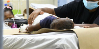 Las clínicas privadas de Santo Domingo, Santiago y Barahona no dan abasto a la cantidad de pacientes, la mayoría menores de edad que requieren camas por la alta incidencia de dengue. Un solo pediatra tenía en diferentes clínicas 16 menores ingresados con el virus y signos de alarma.