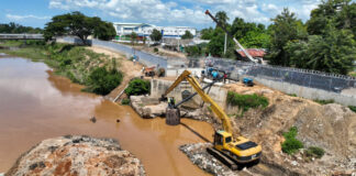 Personal técnico del Instituto Nacional de Recursos Hidráulicos (INDRHI) labora a toda capacidad dando los toques finales a la estación provisional de bombeo, ubicada en la ribera del río Masacre.