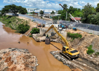 Personal técnico del Instituto Nacional de Recursos Hidráulicos (INDRHI) labora a toda capacidad dando los toques finales a la estación provisional de bombeo, ubicada en la ribera del río Masacre.