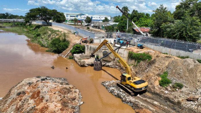 Personal técnico del Instituto Nacional de Recursos Hidráulicos (INDRHI) labora a toda capacidad dando los toques finales a la estación provisional de bombeo, ubicada en la ribera del río Masacre.