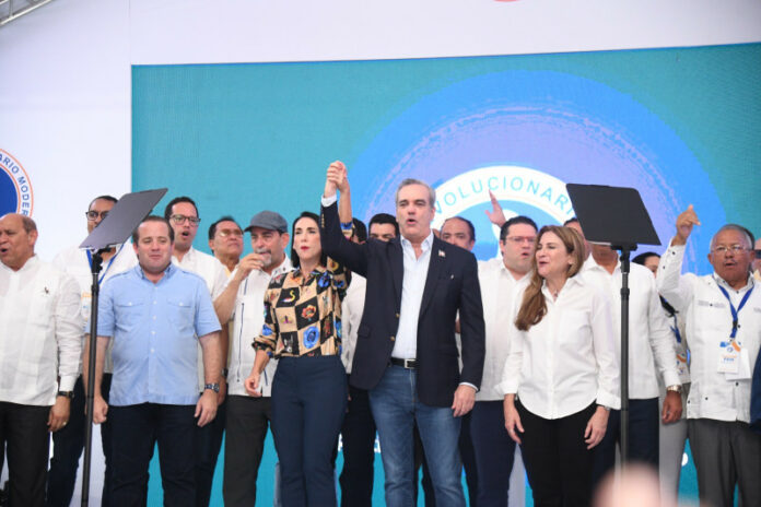 El presidente Luis Abinader aseguró que con humildad acepta esta nueva oportunidad tras llevar la delantera en las primarias internas de su partido, según el boletín de la Junta Central Electoral.