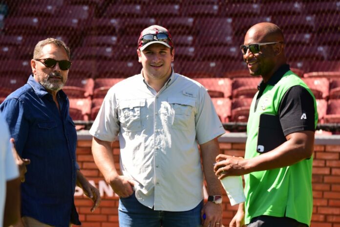 El comisionado de béisbol de la República Dominicana Junior Noboa quedó impresionado con las condiciones del Estadio Julián Javier en San Francisco de Macorís y dijo que sólo faltan las luces para completar el gran trabajo.