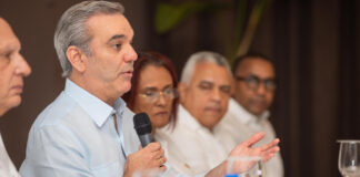 El presidente Luis Abinader anunció este domingo la construcción y terminación de varias obras en Samaná que, según dijo, crearán más oportunidades y mejorarán la calidad de vida de los ciudadanos.