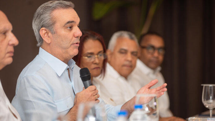Abinader anuncia construcción de extensión de la UASD en Samaná El presidente Luis Abinader anunció este domingo la construcción y terminación de varias obras en Samaná que, según dijo, crearán más oportunidades y mejorarán la calidad de vida de los ciudadanos.