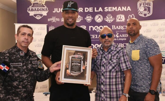 Edgar Tejeda, armador del club San Lázaro, se quedó este jueves con el premio el “Superior de la Semana Villar Hermanos” del Torneo de Baloncesto Superior del Distrito Nacional (TBS Abadina), en la tercera semana de escogencia.