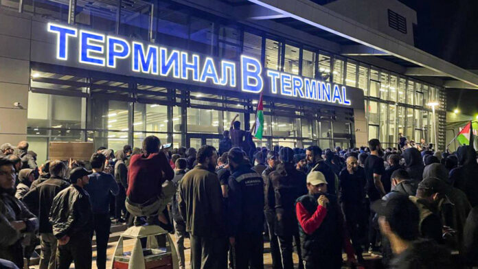 Cientos de personas irrumpieron el domingo en el principal aeropuerto de la región rusa de Daguestán y en la pista de aterrizaje para protestar por la llegada de un avión procedente de Tel Aviv, informaron agencias de noticias y redes sociales rusas.