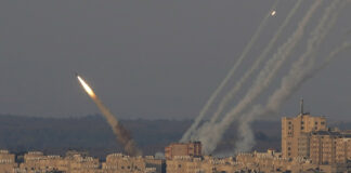 Las Fuerzas de Defensa de Israel (FDI) han afirmado este lunes que han atacado decenas de objetivos del Movimiento de Resistencia Islámica (Hamás) en la Franja de Gaza durante las últimas horas, entre los que se encuentran cuarteles del grupo armado palestino.