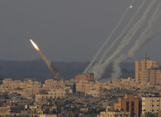 Las Fuerzas de Defensa de Israel (FDI) han afirmado este lunes que han atacado decenas de objetivos del Movimiento de Resistencia Islámica (Hamás) en la Franja de Gaza durante las últimas horas, entre los que se encuentran cuarteles del grupo armado palestino.