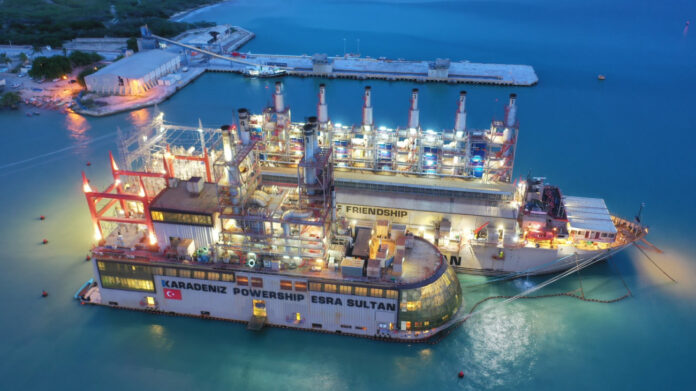 Después de una inspección en el área de la barcaza operada por la empresa Karpowership Dominicana en Los Negros, provincia de Azua, donde se produjo un incendio ayer, los técnicos del Ministerio de Medio Ambiente y Recursos Naturales determinaron que el incidente no causó daños al ecosistema.