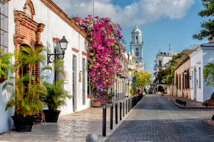 Ponen en marcha programa para revitalizar Ciudad Colonial de SD El Gobierno puso en marcha el Programa Integral de Desarrollo Turístico y Urbano de la Ciudad Colonial de Santo Domingo para revitalizar esta icónica zona de la historia del continente americano, declarada por la UNESCO Patrimonio de la Humanidad.