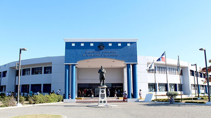 Migración cancela 10 agentes por «busqueda» en Higüey La Dirección General de Migración (DGM) informó hoy la cancelación de 10 agentes de interdicción migratoria, quienes prestaban sus servicios en Higüey, Bávaro, Boca Chica y San Pedro de Macorís tras denuncias de supuestos excesos de la autoridad y alegadas acciones que riñen con la ley.