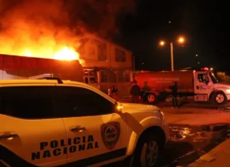 Presuntos haitianos habrían incendiado mercado de Dajabón Desconocidos, presuntamente Haitianos, incendiaron este miércoles, el mercado de Dajabón, horas antes de que se le diera apertura con las nuevas disposiciones dispuestas por el presidente de la República, Luis Abinader y que ellos rechazaron.