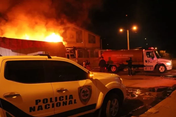 Presuntos haitianos habrían incendiado mercado de Dajabón Desconocidos, presuntamente Haitianos, incendiaron este miércoles, el mercado de Dajabón, horas antes de que se le diera apertura con las nuevas disposiciones dispuestas por el presidente de la República, Luis Abinader y que ellos rechazaron.