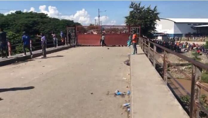 Un fuerte contingente militar custodia la frontera Norte entre la República Dominicana y Haití tras el gobierno dominicano flexibilizar las medidas para abrir el comercio de manera parcial. Sin embargo, la ausencia de comerciantes de la vecina nación, debido a que la puerta del lado de Juana Méndez continúa cerrada, se convierte en un obstáculo para su reapertura.