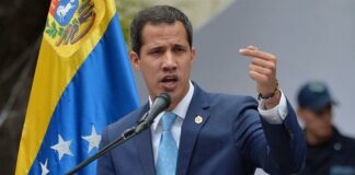 El fiscal general de Venezuela, Tarek William Saab, anunció este jueves que el Ministerio Público ha emitido una orden de arresto contra el expresidente del Parlamento Juan Guaidó, exiliado en Estados Unidos desde abril, a quien acusa de varios delitos, entre ellos legitimación de capitales.