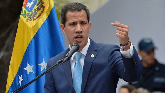 El fiscal general de Venezuela, Tarek William Saab, anunció este jueves que el Ministerio Público ha emitido una orden de arresto contra el expresidente del Parlamento Juan Guaidó, exiliado en Estados Unidos desde abril, a quien acusa de varios delitos, entre ellos legitimación de capitales.