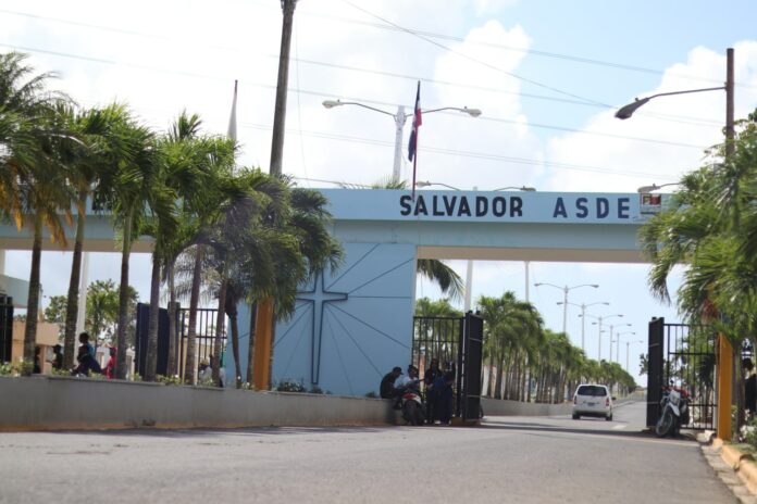 Hilario Pascual (Grillo), el sepulturero acusado de haber abandonado los cadáveres de seis neonatos frente al cementerio Cristo Salvador, de San Isidro, dijo que cuando el chofer de la funeraria llegó al lugar ya el camposanto estaba cerrado y él estaba «metido en tragos».