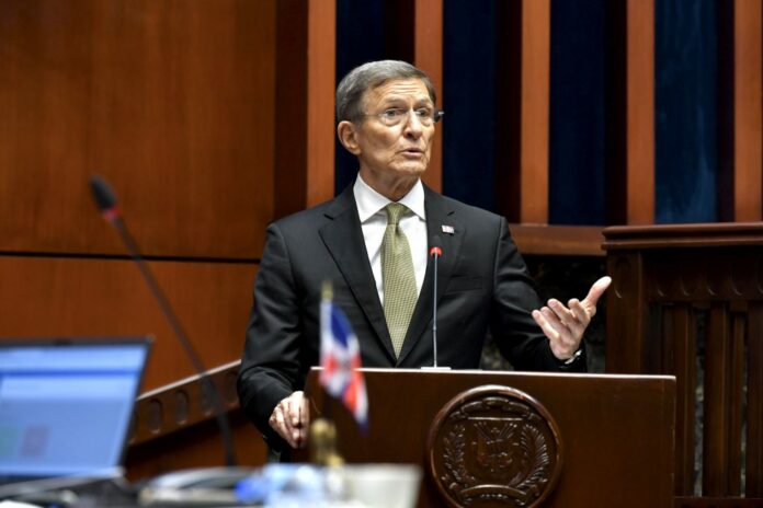 Canciller Roberto Álvarez presenta al Consejo Permanente de la OEA los riesgos que implica la construcción del canal ilegal haitiano El ministro de Relaciones Exteriores, Roberto Álvarez, presentó al Consejo Permanente de la Organización de los Estados Americanos (OEA) los riesgos que corren las zonas fronterizas de ambos lados de la isla que comparten República Dominicana y Haití, con la construcción del canal ilegal haitiano en el río Dajabón-Masacre.