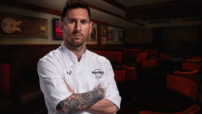 Docenas de niños afortunados pudieron probar la cocina que había sido elegida y creada por la estrella del fútbol Lionel Messi.