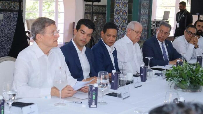 El canciller Roberto Álvarez recibió a una misión de la Organización de los Estados Americanos (OEA), que visita al país con el objetivo de levantar información acerca de la construcción que construyen nacionales haitianos de ese lado de la isla, que desviaría parte del cauce del río Masacre.