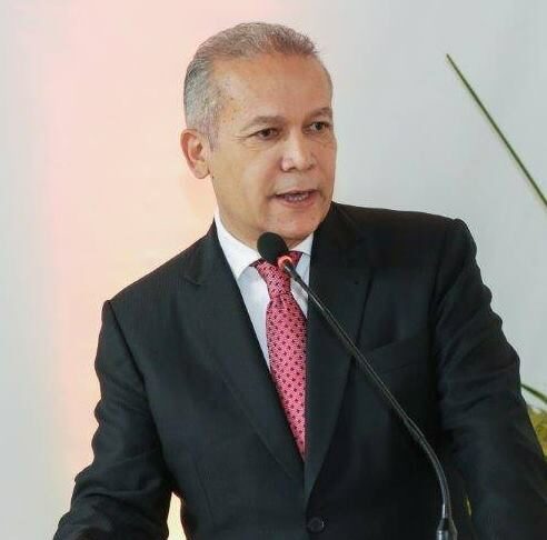 Crítica a élites haitianas por proyecto de canal: complicidades y efectos colaterales según Rafael Núñez El periodista Rafael Núñez expresó su asombro ante la persistencia de las élites haitianas en avanzar en la construcción de un canal, sin atender a las especificaciones técnicas adecuadas, en un escenario de incapacidad para edificar un futuro auspicioso para su nación. Núñez apuntó que esta gestión refleja una continuación del error, llevada a cabo de manera unilateral.
