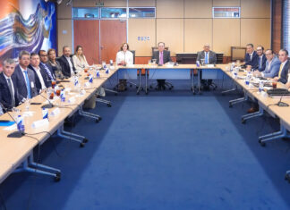 Valdez Albizu se reúne con ACOPROVI Y CADOCON para valorar medidas de estímulo monetario al sector Construcción El gobernador del Banco Central de la República Dominicana (BCRD), Héctor Valdez Albizu, recibió la visita de la directiva de la Asociación Dominicana de Constructores y Promotores de la Vivienda (ACOPROVI), encabezada por su presidente, Annerys Meléndez; así como a representantes de la Cámara Dominicana de la Construcción (CADOCON), cuya presidencia ostenta Dino Campagna.