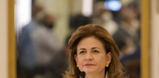 La vicepresidenta de la República arribó a Nueva Delhi la mañana de este martes 3 de octubre, e inmediatamente se dirigió hacia la residencia de la presidenta de la India, Droupadi Murmu, con quien sostuvo una audiencia en donde intercambiaron impresiones sobre el nuevo despertar de las relaciones bilaterales y los pasos concretos que se han venido dando para el fortalecimiento de la cooperación en materia de educación, tecnología, ciberseguridad, defensa y la ampliación del intercambio comercial.