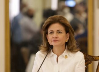 La vicepresidenta de la República arribó a Nueva Delhi la mañana de este martes 3 de octubre, e inmediatamente se dirigió hacia la residencia de la presidenta de la India, Droupadi Murmu, con quien sostuvo una audiencia en donde intercambiaron impresiones sobre el nuevo despertar de las relaciones bilaterales y los pasos concretos que se han venido dando para el fortalecimiento de la cooperación en materia de educación, tecnología, ciberseguridad, defensa y la ampliación del intercambio comercial.