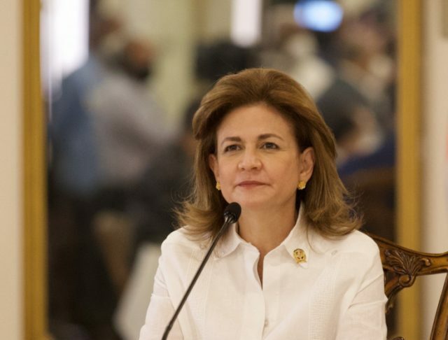 Vicepresidenta inicia agenda de trabajo en la India La vicepresidenta de la República arribó a Nueva Delhi la mañana de este martes 3 de octubre, e inmediatamente se dirigió hacia la residencia de la presidenta de la India, Droupadi Murmu, con quien sostuvo una audiencia en donde intercambiaron impresiones sobre el nuevo despertar de las relaciones bilaterales y los pasos concretos que se han venido dando para el fortalecimiento de la cooperación en materia de educación, tecnología, ciberseguridad, defensa y la ampliación del intercambio comercial.