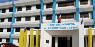La directora del Hospital Pediátrico Robert Reid Cabral, Mabel Jones, explicó este miércoles que en caso de fallecimiento, el primer paso es determinar la causa de muerte del infante. Una vez establecida, el cadáver se traslada a la morgue del centro hospitalario y se entrega a los familiares o al Instituto Nacional de Ciencias Forenses (Inacif), si se requiere una investigación más exhaustiva.