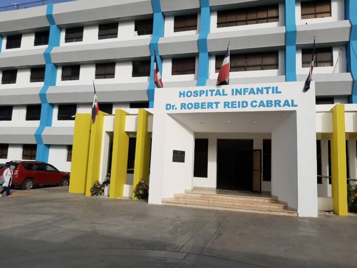 Directoras de hospitales pediátricos explican el protocolo en caso de muerte infantil La directora del Hospital Pediátrico Robert Reid Cabral, Mabel Jones, explicó este miércoles que en caso de fallecimiento, el primer paso es determinar la causa de muerte del infante. Una vez establecida, el cadáver se traslada a la morgue del centro hospitalario y se entrega a los familiares o al Instituto Nacional de Ciencias Forenses (Inacif), si se requiere una investigación más exhaustiva.