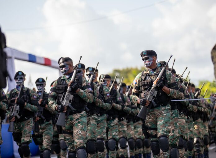 Abinader eleva sueldo mínimo de militares a más de 500 dólares El presidente Luis Abinader aumentó de nuevo los salarios de los integrantes de las Fuerzas Armadas (FF. AA.), recibieron un equivalente a 500 dólares como mínimo.