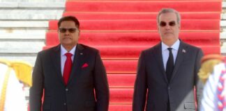 Con los honores militares correspondientes, el presidente Luis Abinader recibió este jueves, en visita oficial, a su homólogo de la República de Surinam, Chandrikapersad Santokhi.