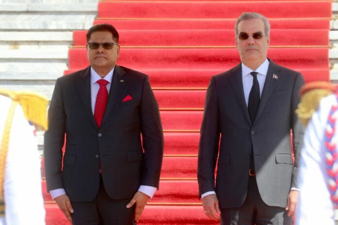 Con los honores militares correspondientes, el presidente Luis Abinader recibió este jueves, en visita oficial, a su homólogo de la República de Surinam, Chandrikapersad Santokhi.
