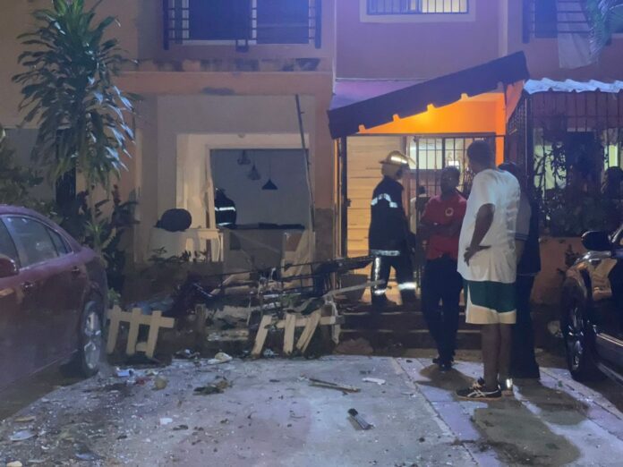Se reportó la madrugada de este lunes, una fuerte explosión en el residencial Bienaventuranzas Norte, ubicado en la Jacobo Majluta, Santo Domingo Norte, el cual tuvo como resultado una persona herida y grandes pérdidas materiales.