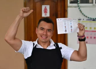 Luis Abinader felicita a Daniel Noboa por su elección como presidente de Ecuador El presidente Luis Abinader felicitó este lunes al político y empresario Daniel Noboa, quien ganó las elecciones celebradas ayer domingo en Ecuador, con el 52.1% de los votos, por delante del 47.9% de Luisa González.