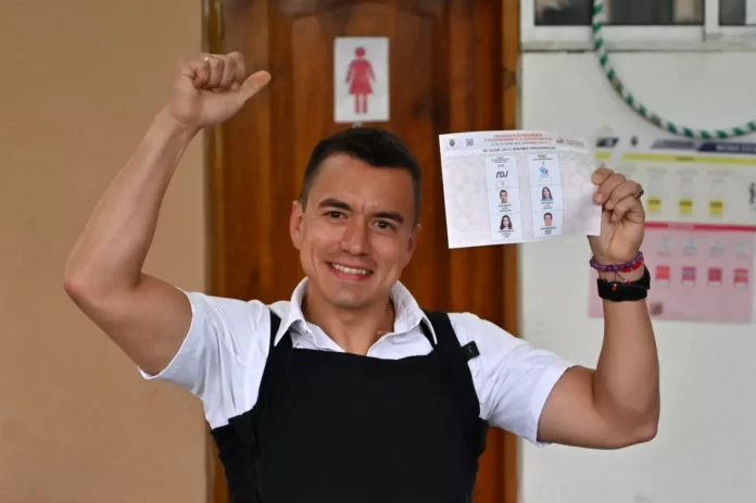 Luis Abinader felicita a Daniel Noboa por su elección como presidente de Ecuador El presidente Luis Abinader felicitó este lunes al político y empresario Daniel Noboa, quien ganó las elecciones celebradas ayer domingo en Ecuador, con el 52.1% de los votos, por delante del 47.9% de Luisa González.