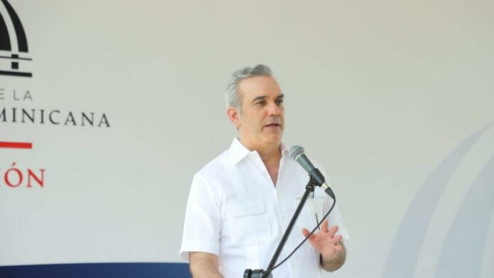 El presidente de la República, Luis Abinader, aplaudió la tarde de este lunes la decisión del Consejo de Seguridad de la Organizaciones de las Naciones Unidas (ONU) de autorizar el despliegue de una fuerza Multinacional en Haití.