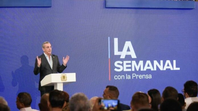 El presidente de la República, Luis Abinader, así como autoridades de salud del país, defendieron la tarde de este lunes las cifras que el Gobierno ofrece a la población en torno al dengue, sobre todo, sobre la cantidad de fallecidos, la cual está cifrada en 11, hasta el momento.
