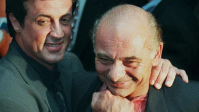 Burt Young, el actor nominado al Oscar que interpretó a Paulie, el mejor amigo, asistente del rincón y cuñado de Sylvester Stallone en la franquicia “Rocky”, un hombre rudo y gruñón, ha muerto.
