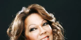 La cantante Ángela Carrasco, perdió su voz y se desmayó este miércoles en pleno escenario, durante un concierto en San Diego, California.