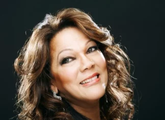 La cantante Ángela Carrasco, perdió su voz y se desmayó este miércoles en pleno escenario, durante un concierto en San Diego, California.