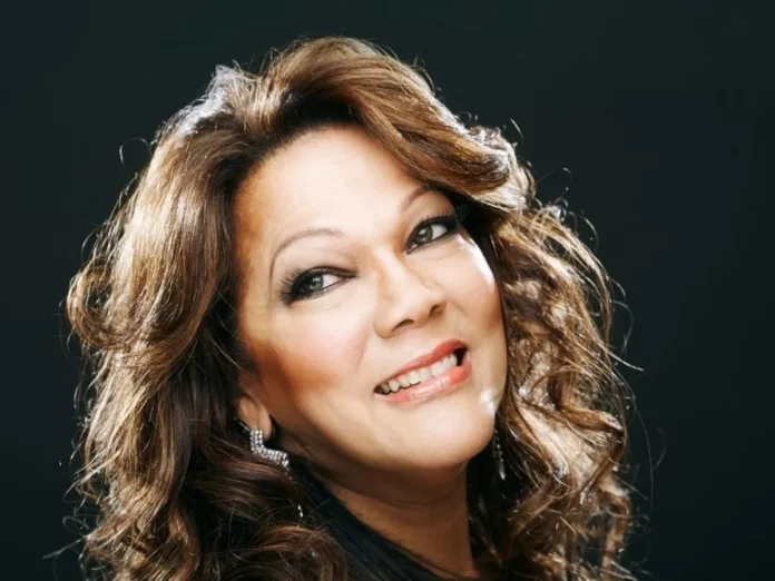 La cantante Ángela Carrasco, perdió su voz y se desmayó este miércoles en pleno escenario, durante un concierto en San Diego, California.