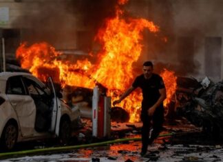 Decenas de hombres armados de Hamás consiguieron infiltrarse en el sur de Israel en un fallo sin precedentes del sistema de defensa e inteligencia. El primer ministro de Israel, Benjamin Netanyahu, dijo que su país "estaba en guerra".