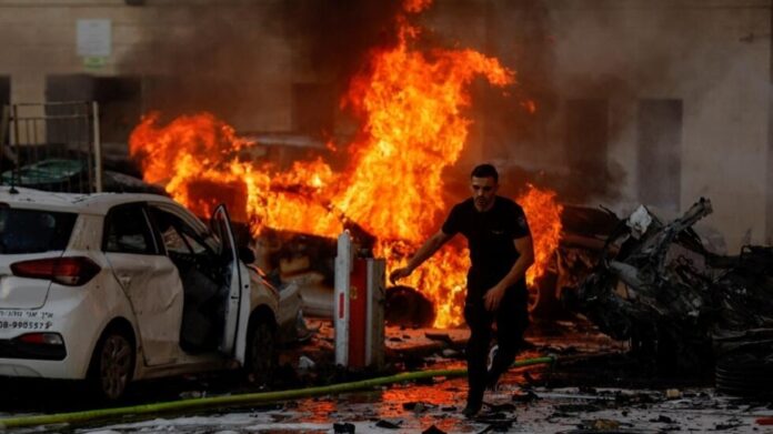 Israel declara estar "en guerra" tras un ataque sorpresa de Hamás desde la Franja de Gaza Decenas de hombres armados de Hamás consiguieron infiltrarse en el sur de Israel en un fallo sin precedentes del sistema de defensa e inteligencia. El primer ministro de Israel, Benjamin Netanyahu, dijo que su país "estaba en guerra".