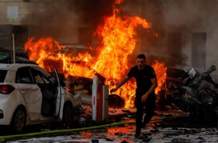 Israel declara estar «en guerra» tras un ataque sorpresa de Hamás desde la Franja de Gaza Decenas de hombres armados de Hamás consiguieron infiltrarse en el sur de Israel en un fallo sin precedentes del sistema de defensa e inteligencia. El primer ministro de Israel, Benjamin Netanyahu, dijo que su país "estaba en guerra".