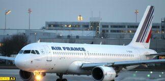 Tres aeropuertos franceses en las ciudades de Lyon, Tolosa y Lille fueron evacuados el miércoles tras alertas de seguridad, según la policía.