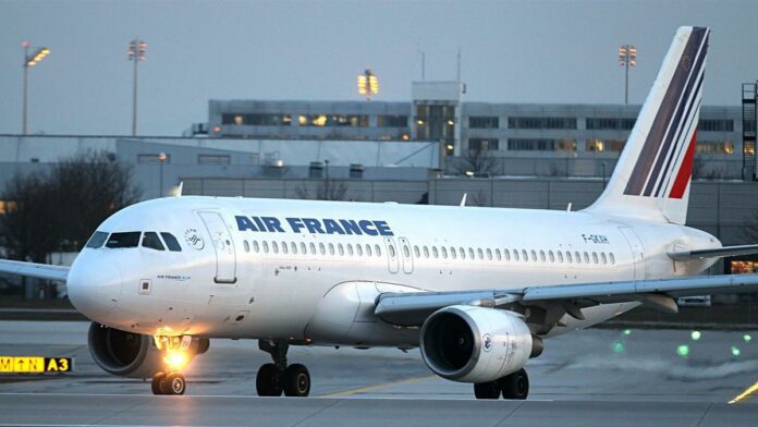 Tres aeropuertos franceses en las ciudades de Lyon, Tolosa y Lille fueron evacuados el miércoles tras alertas de seguridad, según la policía.